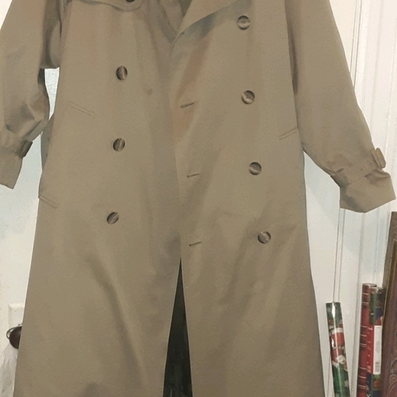Mans London Fog Trench Coat. - Picture 3 of 3